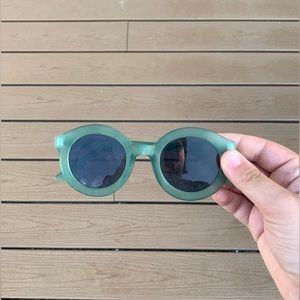 URBAN OUTFITTERS emerald green rounded fashion sunglasses